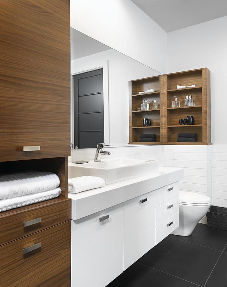 Une salle de bain avec un lavabo, des toilettes et un miroir