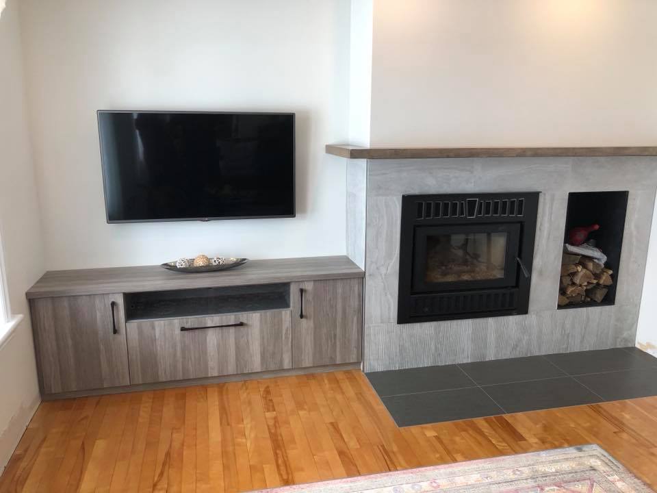 Un salon avec une cheminée et une télévision écran plat.