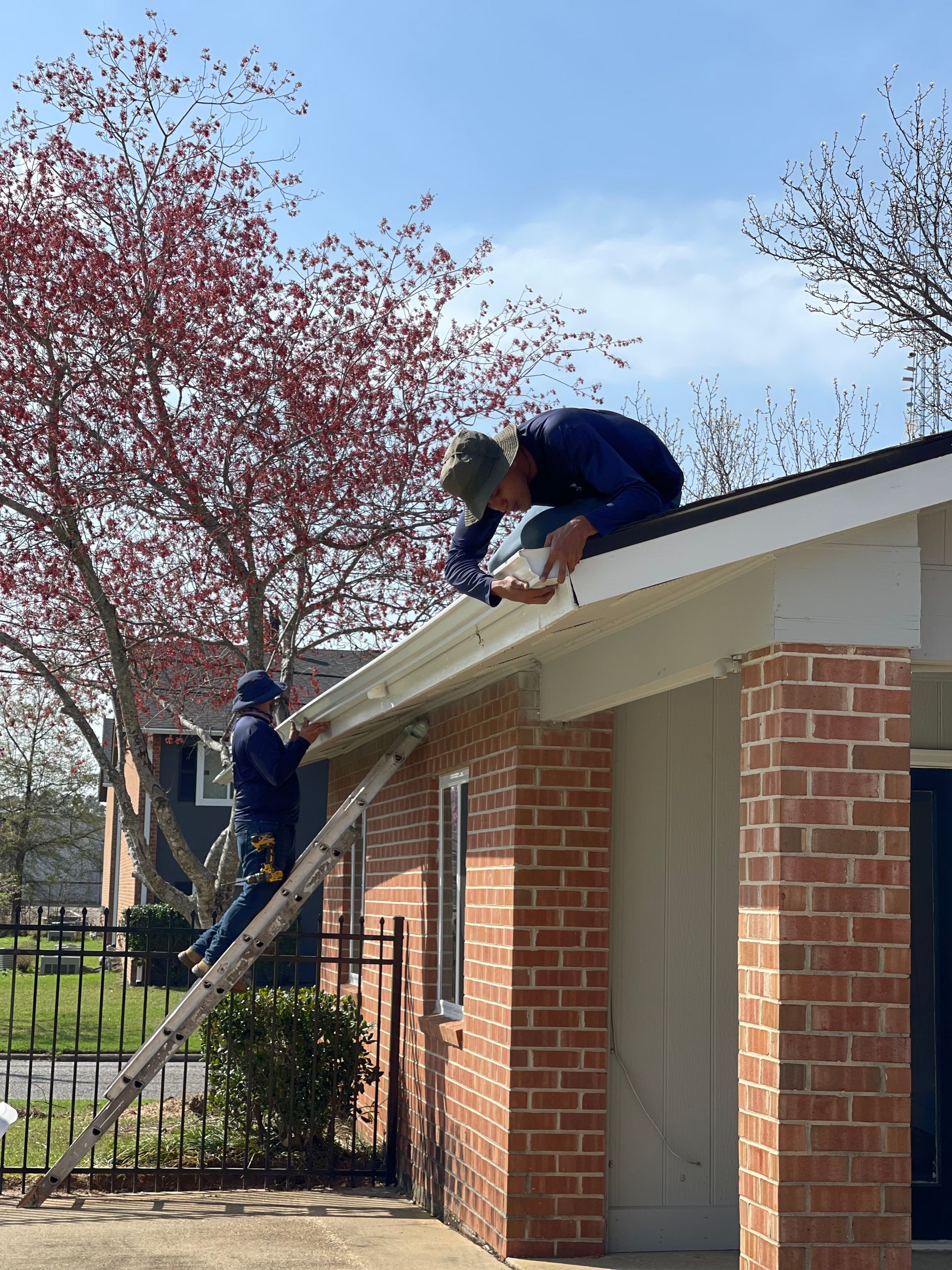 Seamless gutter installation