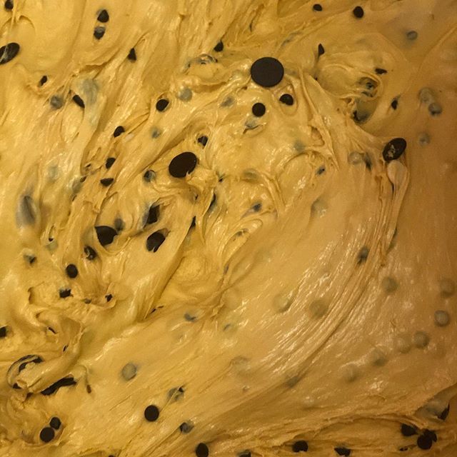 impasto di dolce con gocce di cioccolato