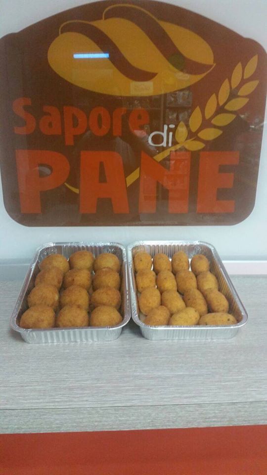 due vassoi con arancini