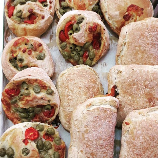 calzoncini e pizzette con capperi