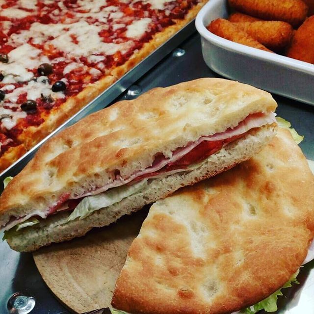 focaccia farcita tagliata a metà