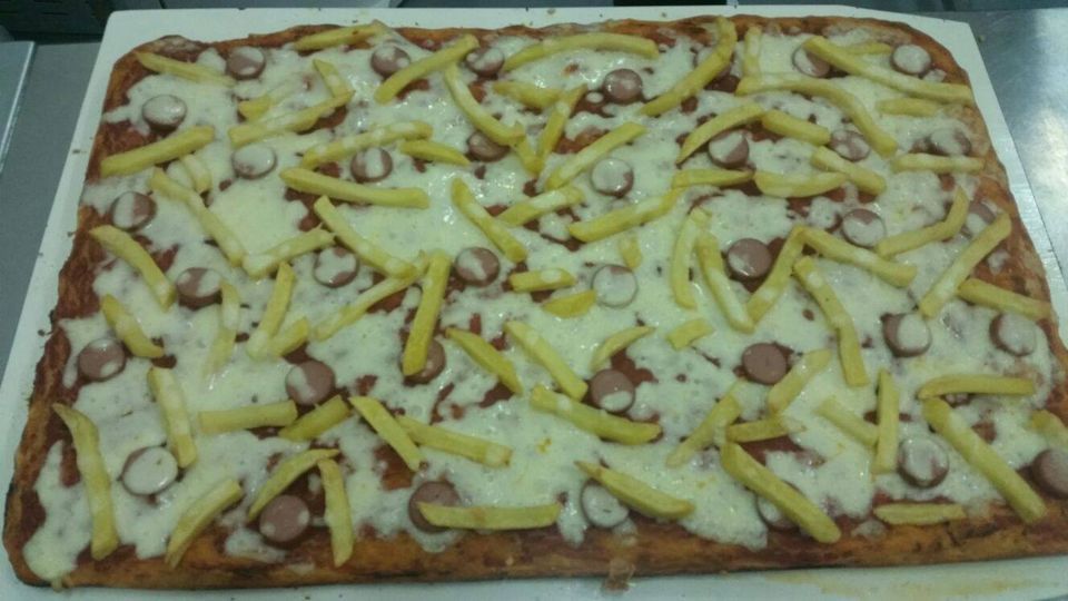pizza al taglio con patatine fritte e