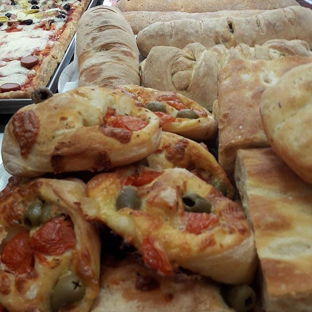 pizzette, filoncini di pane e focacce