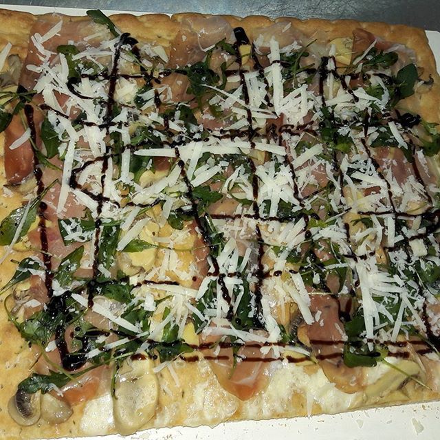 pizza con prosciutto, grana e glassa di aceto balsamico