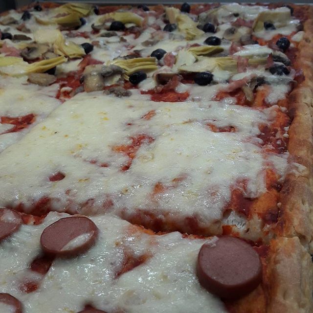 pizza al taglio con condimenti vari
