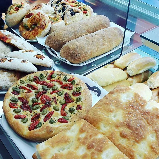 vetrina con focacce e panini