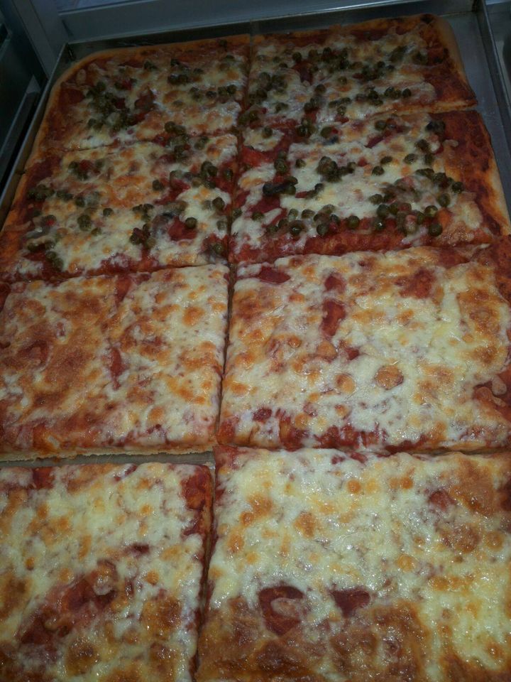 pizza al taglio con diversi condimenti