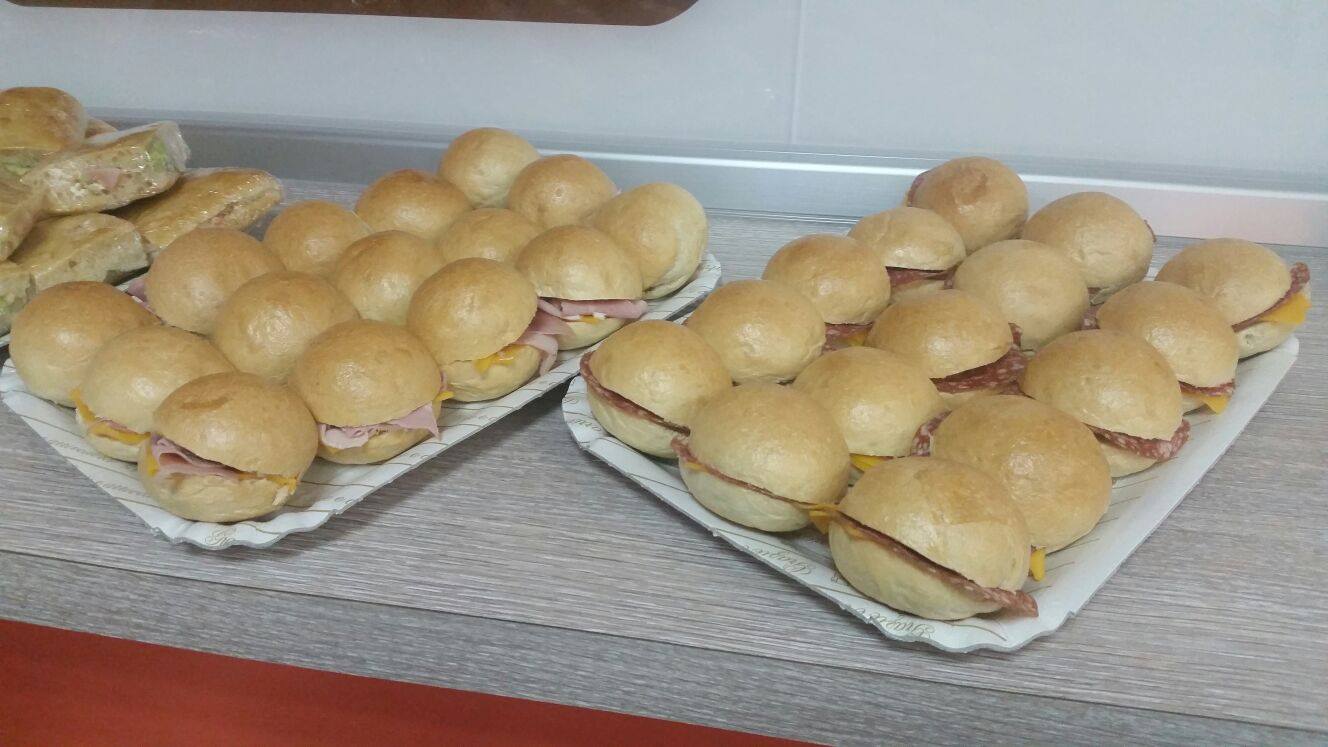 vassoi con panini imbottiti