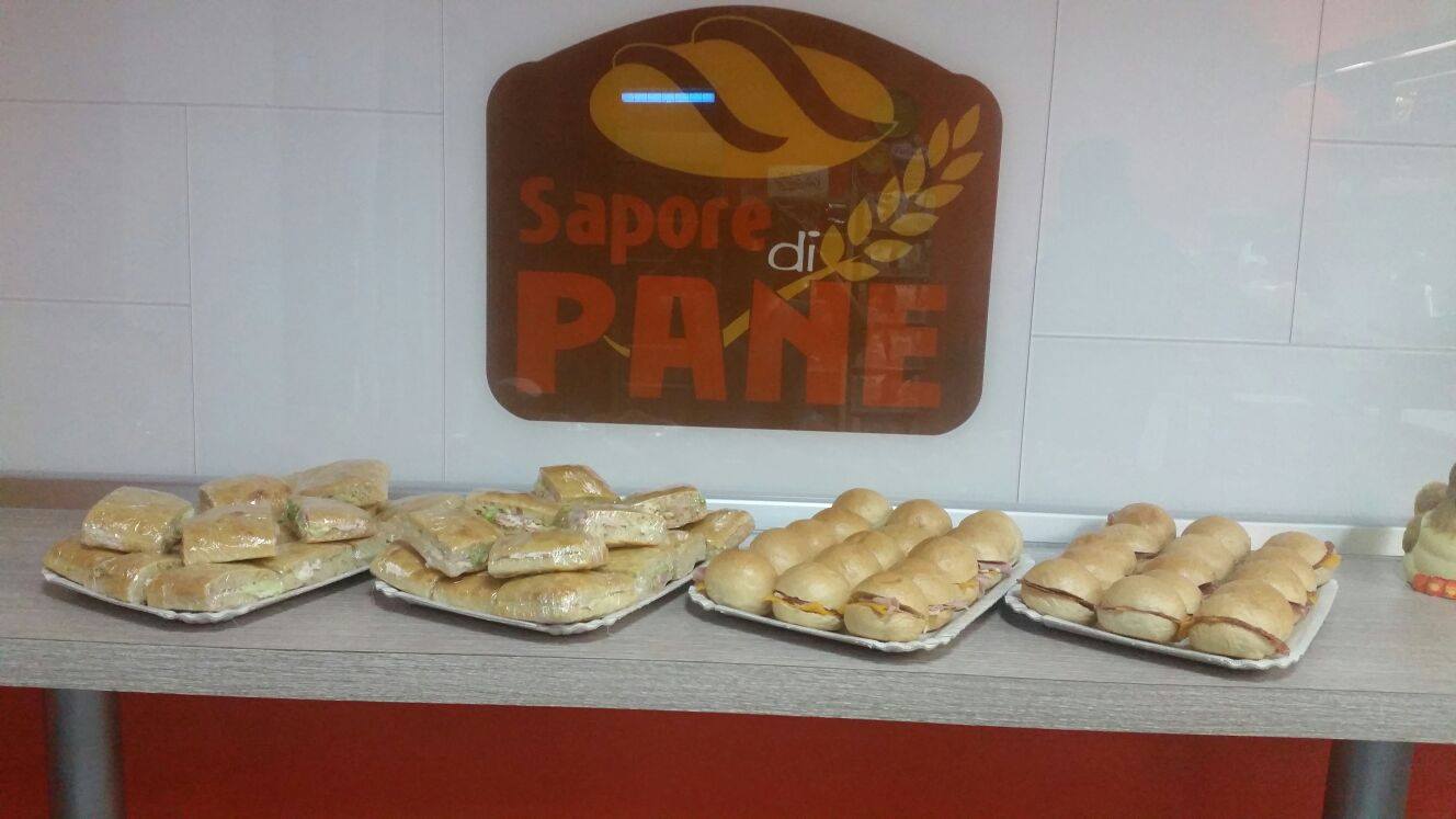 vassoi con focacce e panini imbottiti