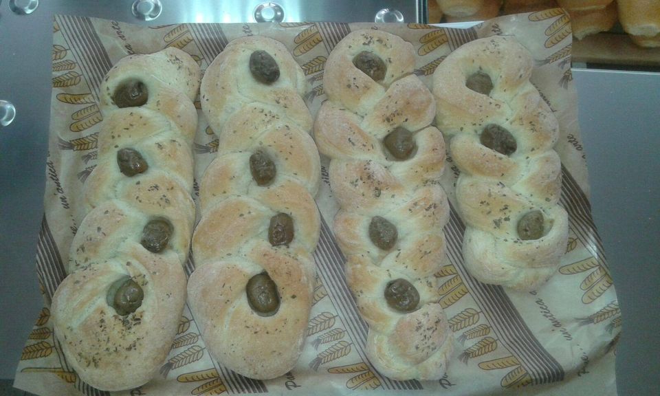 trecce di pane con olive verdi