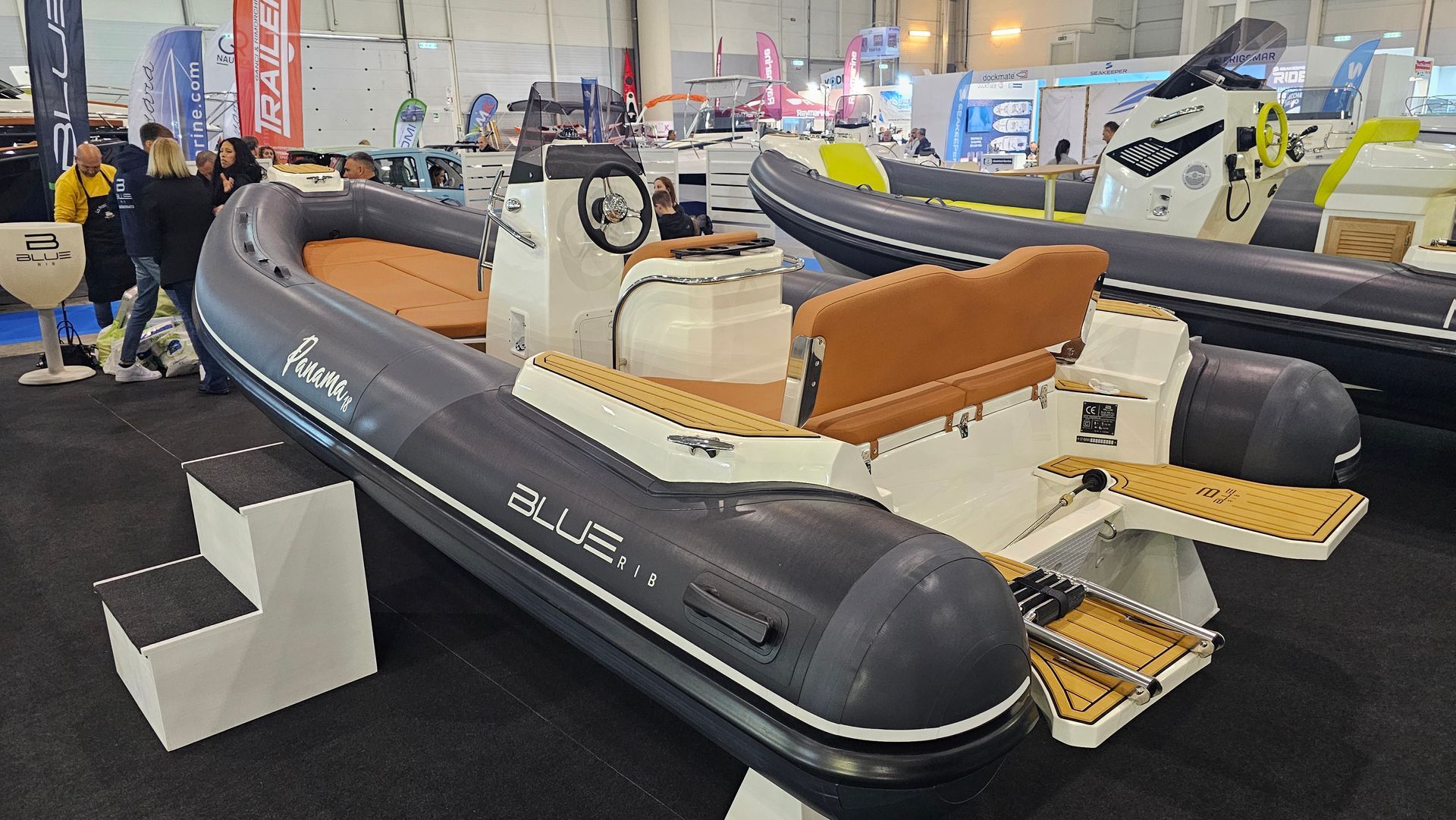 Panama 18
Progettato per offrire un all inclusive, dal pary galleggiante al comfort di un salotto. Questo modello della linea Panama dona pura grinta, stile e qualità mettendo il mare davvero alla portata di tutti.
SPECIFICHE TECNICHE
Lunghezza 5,90 m
Larghezza 2,55 m
Diametro 56 cm
Compartimenti 5
Persone 12
Peso 500 kg
Potenza Minima 40 Hp
Potenza Massima 150 Hp
Portata Massima 1080 kg
Categoria B
DOTAZIONI
STANDARD OPTIONAL
Bussola ad incasso Asta Traino Sci Inox
Console Completa Copri Console + Seduta
Cruscotto Exclusive Copri Gommone
Cuscineria Completa Cuscineria Exclusive
Ganci Ormeggio Cuscini Poggiatesta Laterali
Gavone a Prua Gamba e Supporto Tavolo a Poppa
Gavone Console Gamba e Supporto Tavolo a Prua
Gavone a Poppa Impianto Doccia da 45lt.
Impianto Elettrico Kit Sospendite
Kit di Riparazione Piano Calpestio in Synthetic Teak
Luci di Via Presa USB
Musone VTR Prua Prolunga Prendisole di Poppa
Pannello Elettrico Roll Bar Inox con Tendalino
Plancette di Poppa con Scaletta Serbatoio Carburante da 90lt.
Pompa di Sentina Serbatoio Carburante da 140lt.
Prolunga Prendisole di Prua Serie Ganci per Sollevamento
Sedile Ribaltabile a Poppa Tavolo in Teak
Seduta Guida Pilota Tendalino Inox
Staccabatterie Tubolari Luxury
Tientibene Inox Timoniera Idraulica
Timoneria Idraulica
Tromba Elettrica