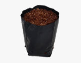 Una bolsa de plástico negra llena de arroz integral sobre un fondo blanco.