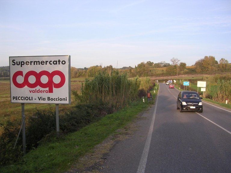 cartellone pubblicitario sulla strada