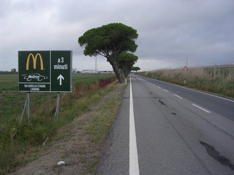 cartellone stradale per la pubblicità aziendale