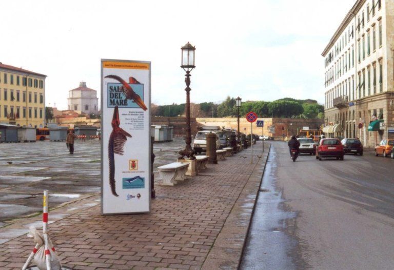 cartello stradale con informazioni per i cittadini