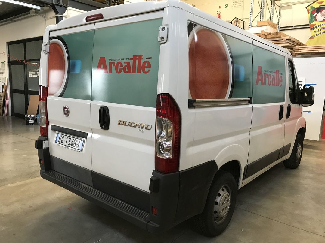 furgone personalizzato con logo aziendale