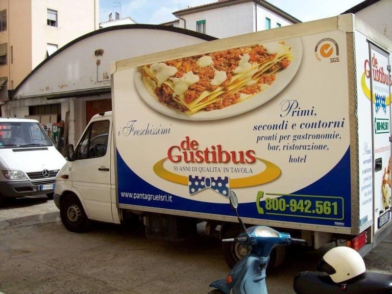 furgone con pubblicità personalizzata