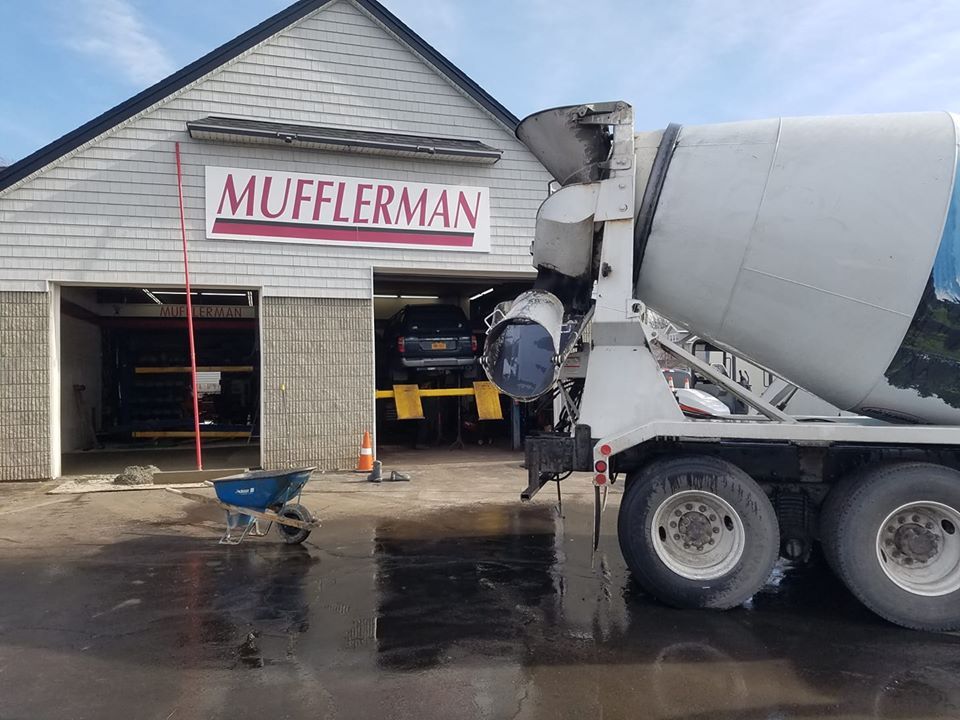 Concrete pouring vehicle