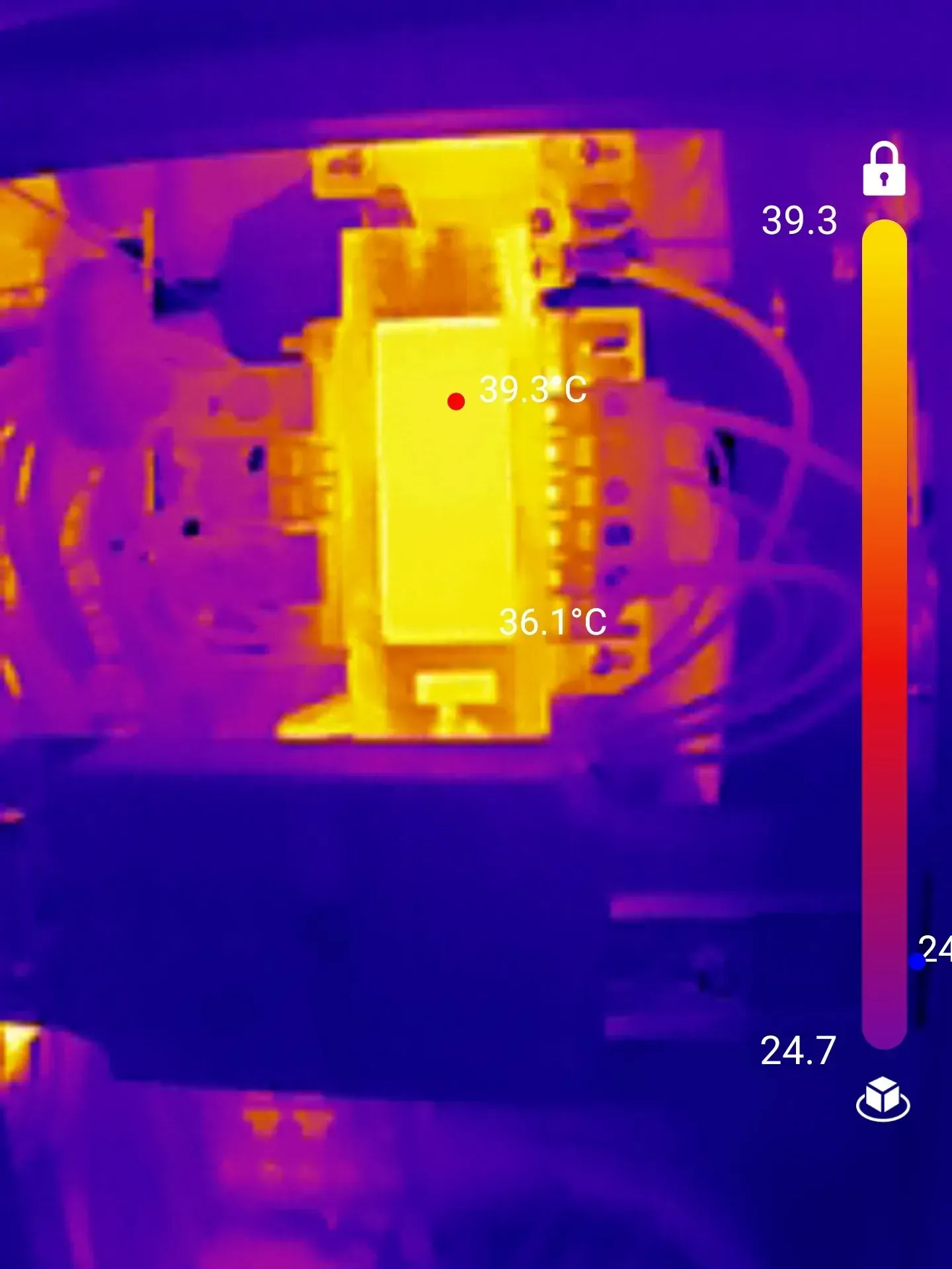 Thermal image showing an electrical component with a temperature of 39.2°C, appearing yellow against a purple background.