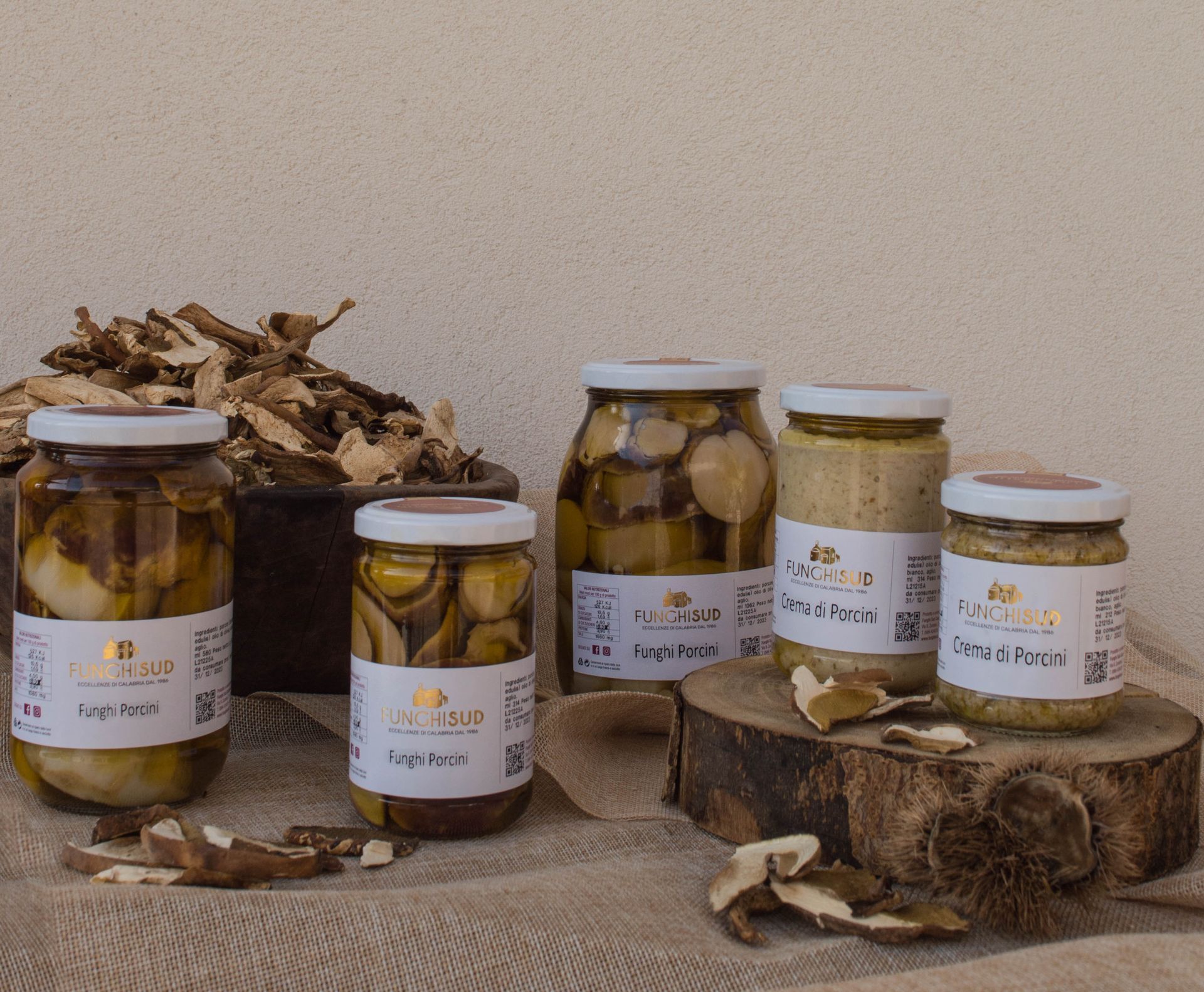 Diversi barattoli di sottaceti sono appoggiati su un tavolo