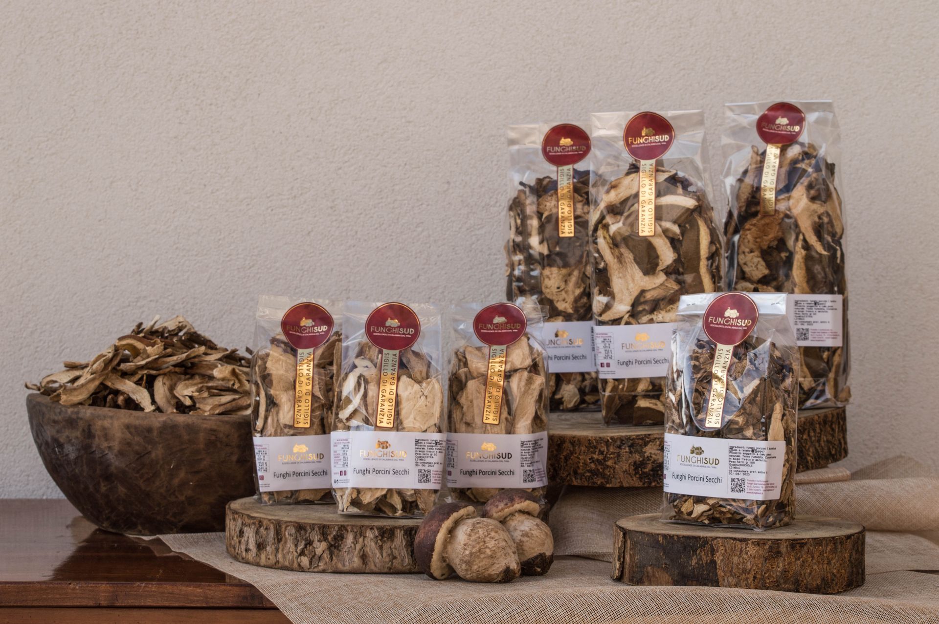 Un gruppo di sacchetti di funghi secchi sono appoggiati su un tavolo.