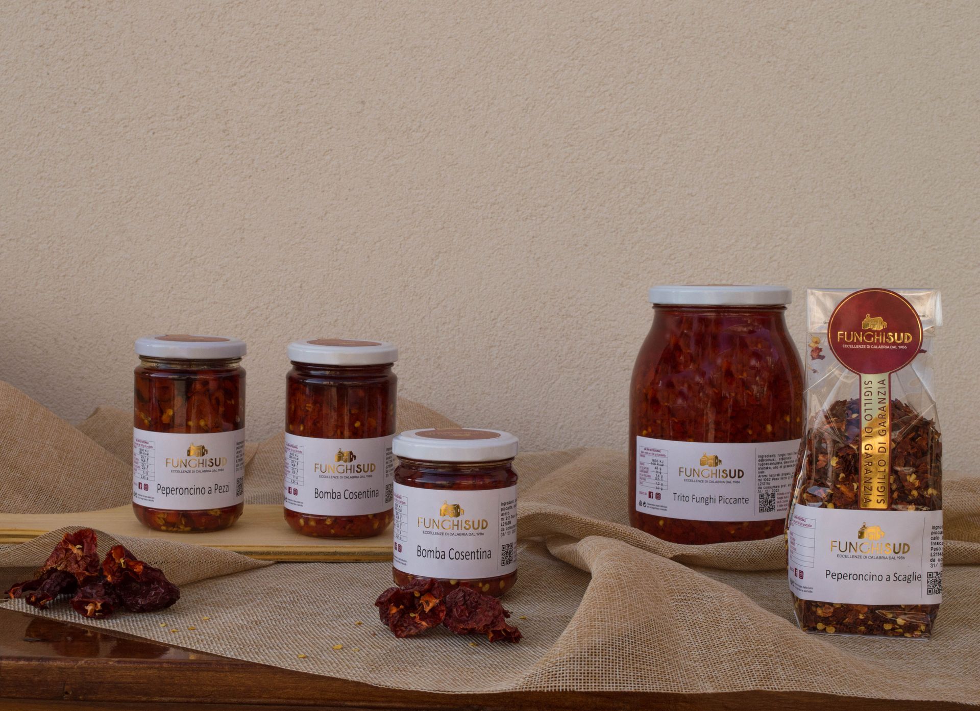 Un gruppo di barattoli di cibo sono appoggiati su un tavolo.