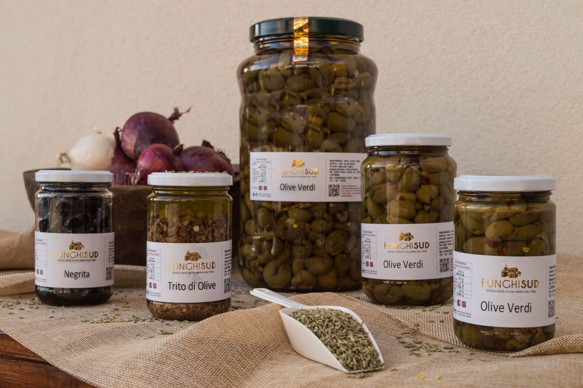 Un gruppo di barattoli di cibo sono appoggiati su un tavolo.