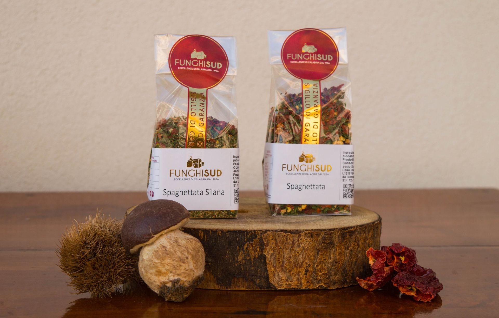 Due sacchi di cibo sono appoggiati su un tavolo di legno.