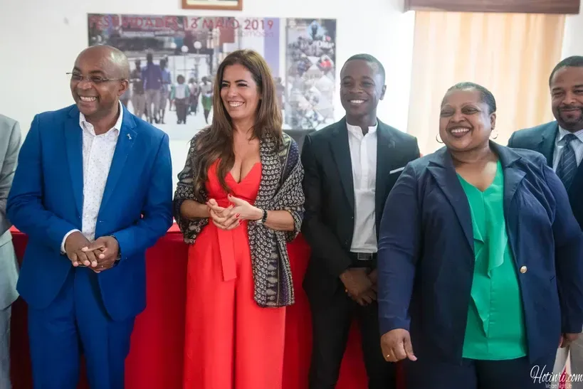 A group of people are standing next to each other in a room.