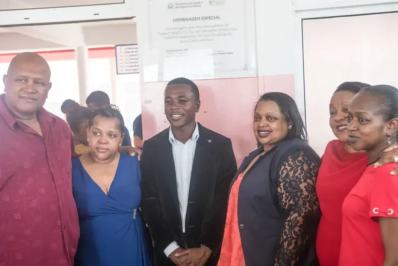 A group of people are posing for a picture together in a room.