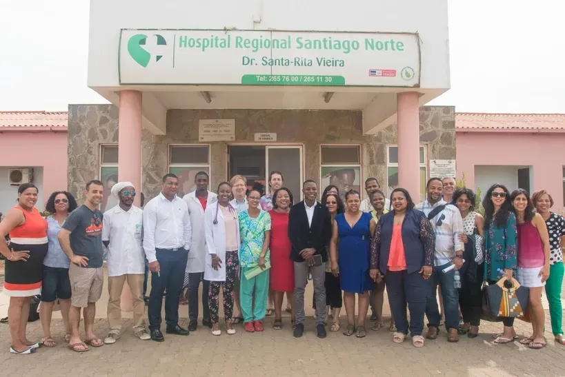 A group of people standing in front of a hospital named hospital regional santiago norte