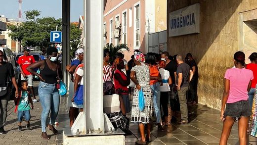 A group of people are standing outside of a building.