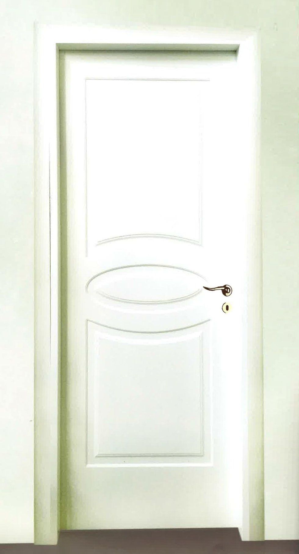 Porta laccata con maniglia in ottone