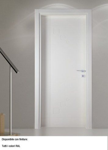 Porta laccata con maniglia in acciaio