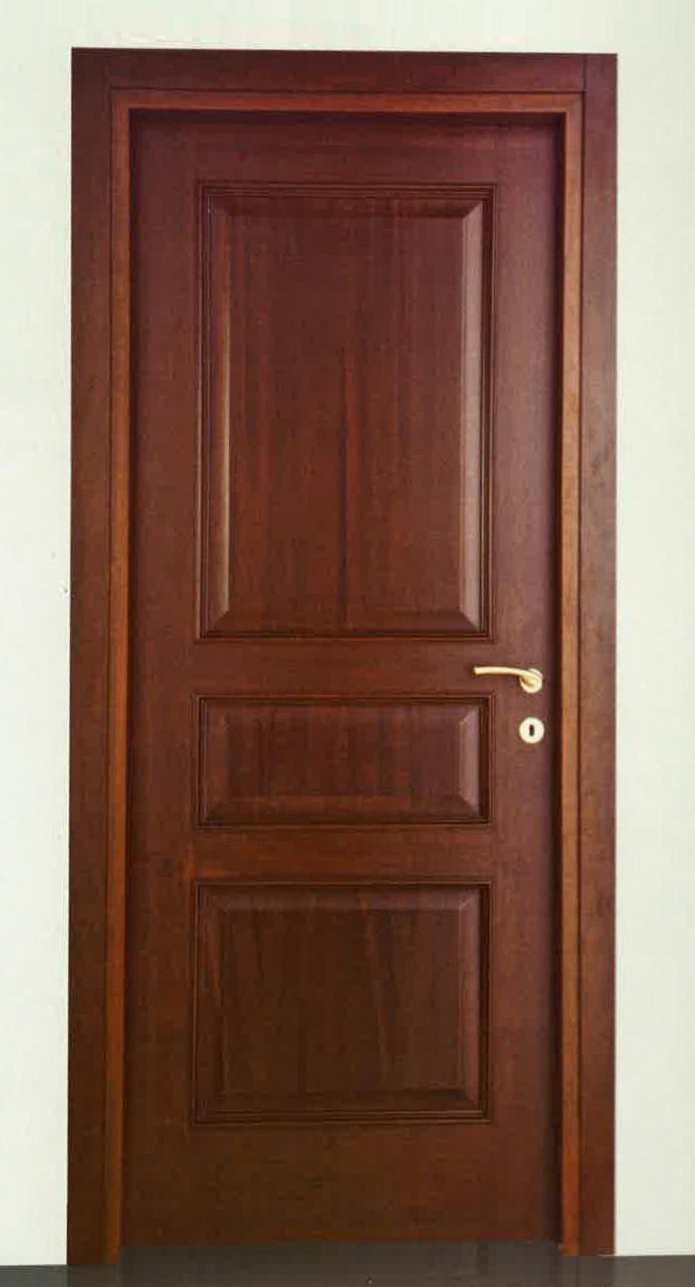 porta in legno con maniglia in ottone