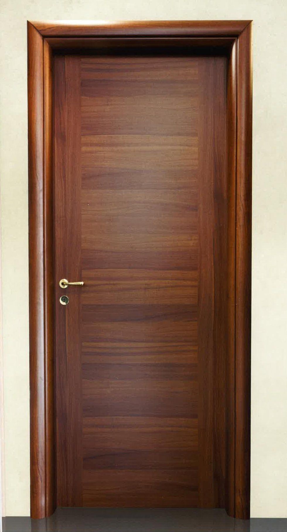 porta in legno da interni con maniglia in ottone