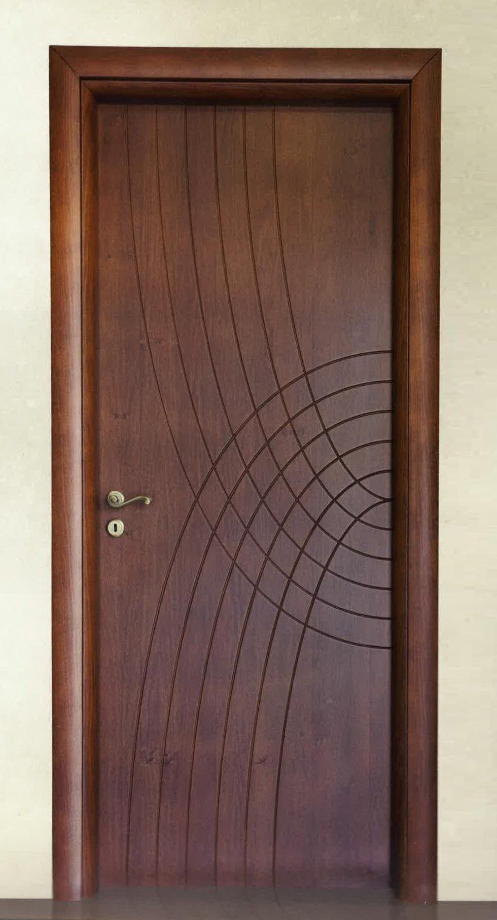 porta in legno con decorazione