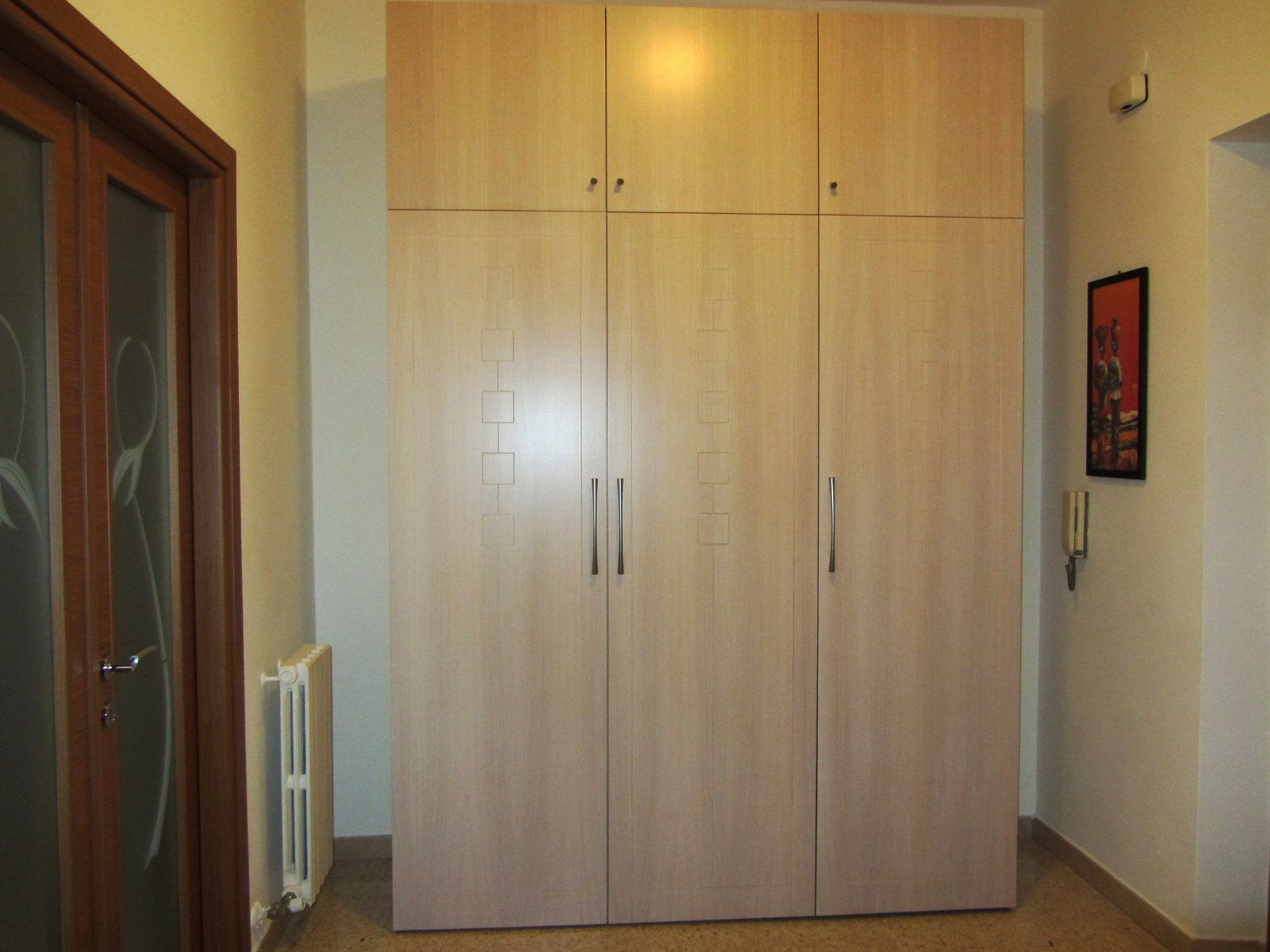 armadio a muro in legno chiaro