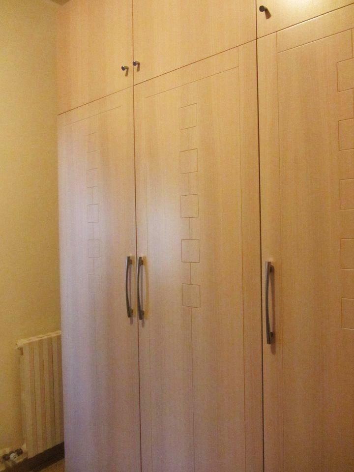 armadio a muro con maniglie in acciaio