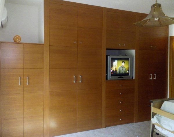 armadio a muro con spazio per tv