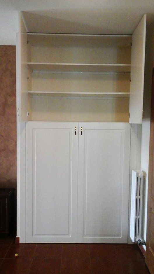 armadio a muro a due ante con mensole