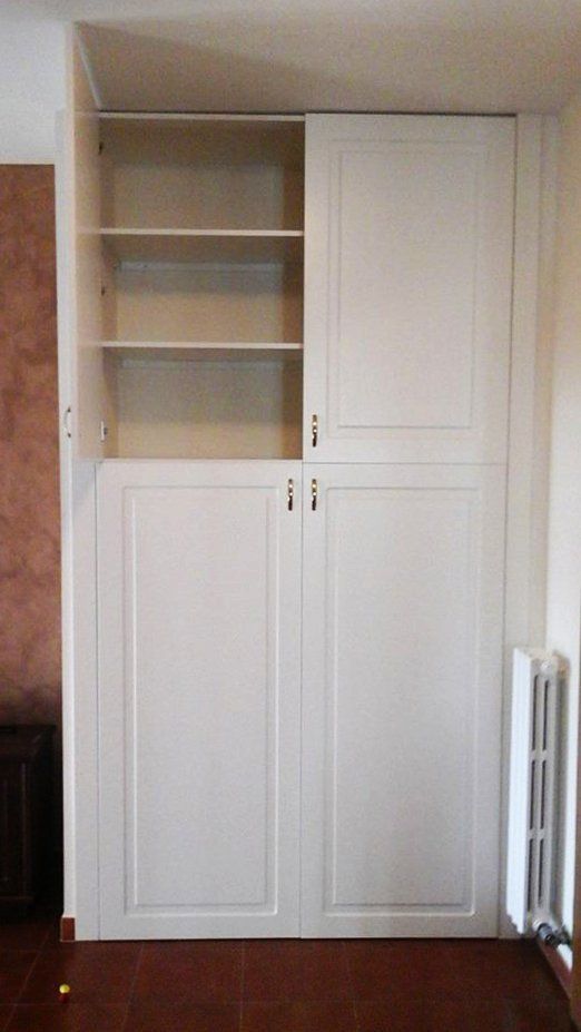 armadio a muro con mensole