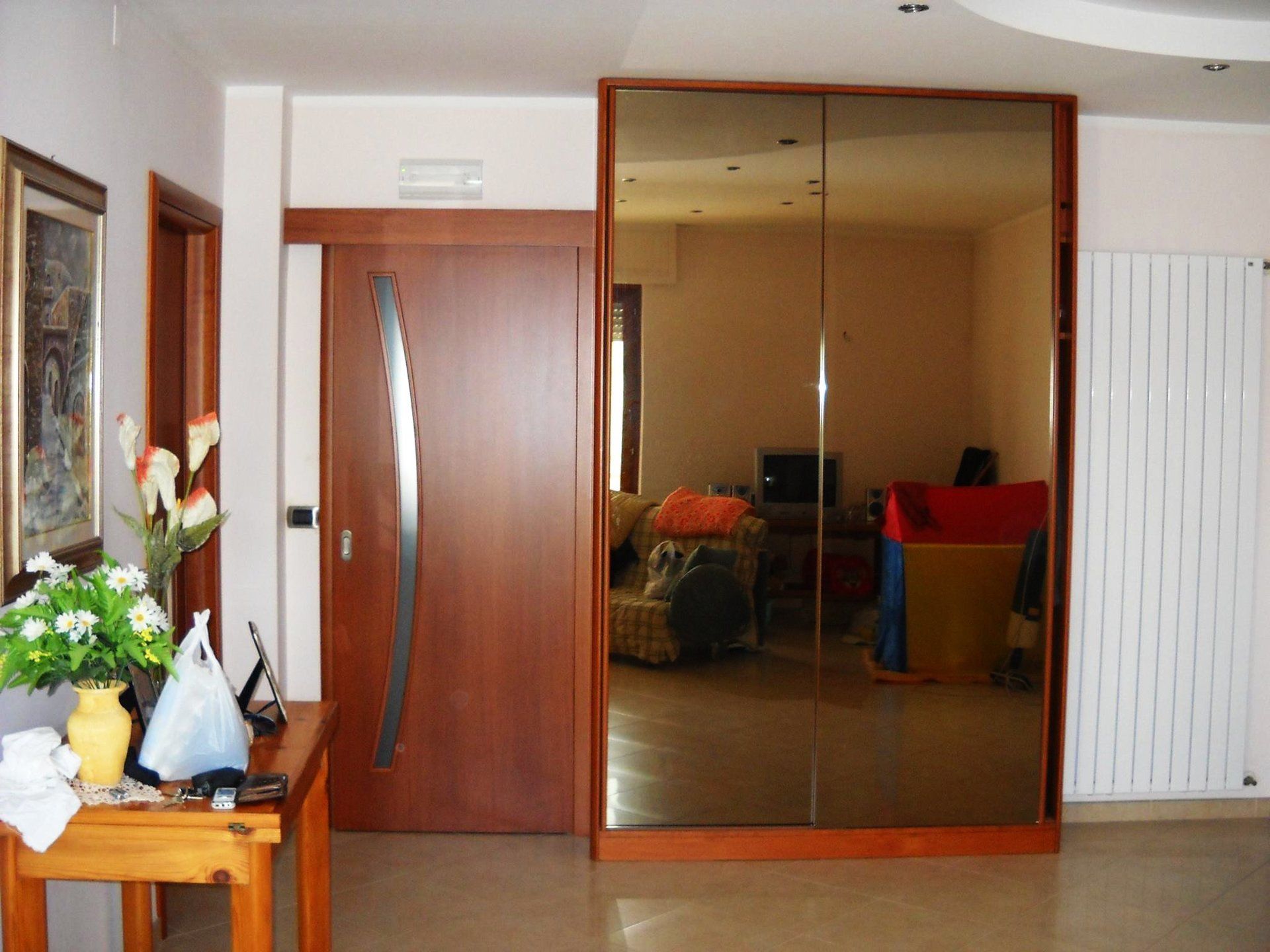 armadio a muro con ante a specchio