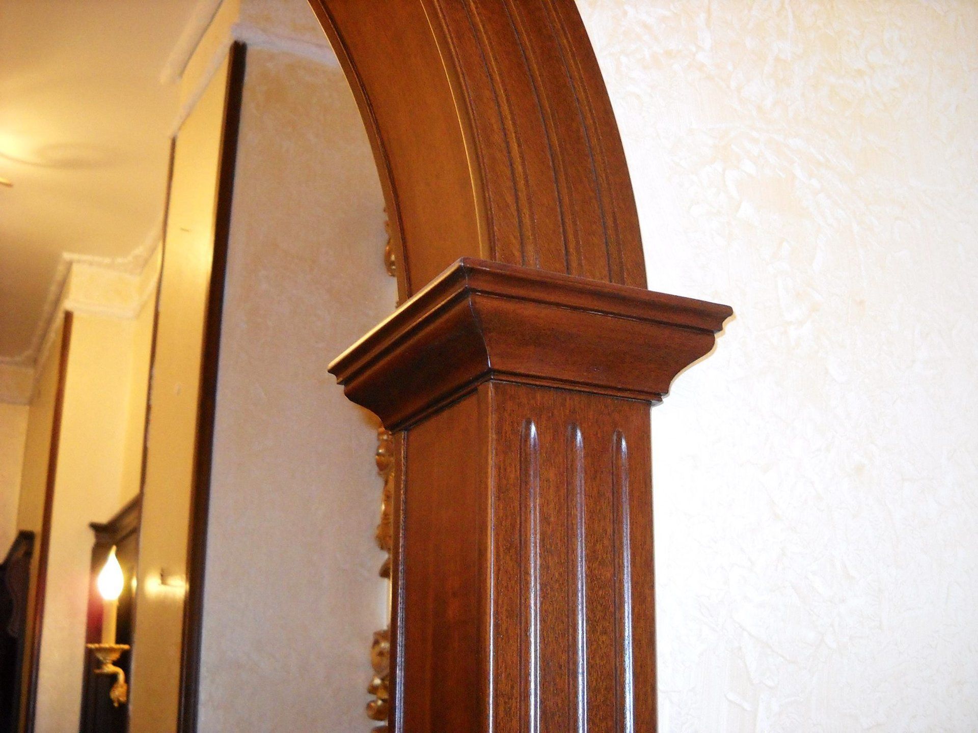 dettaglio porta ad arco in legno