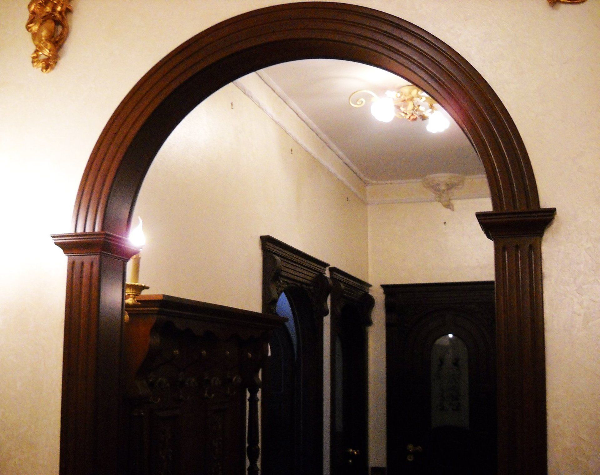 corridoio con porta ad arco in legno