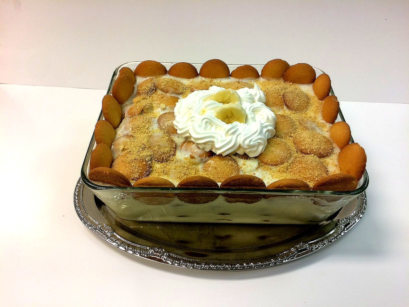 A bowl of banana pudding with a cookie in it.