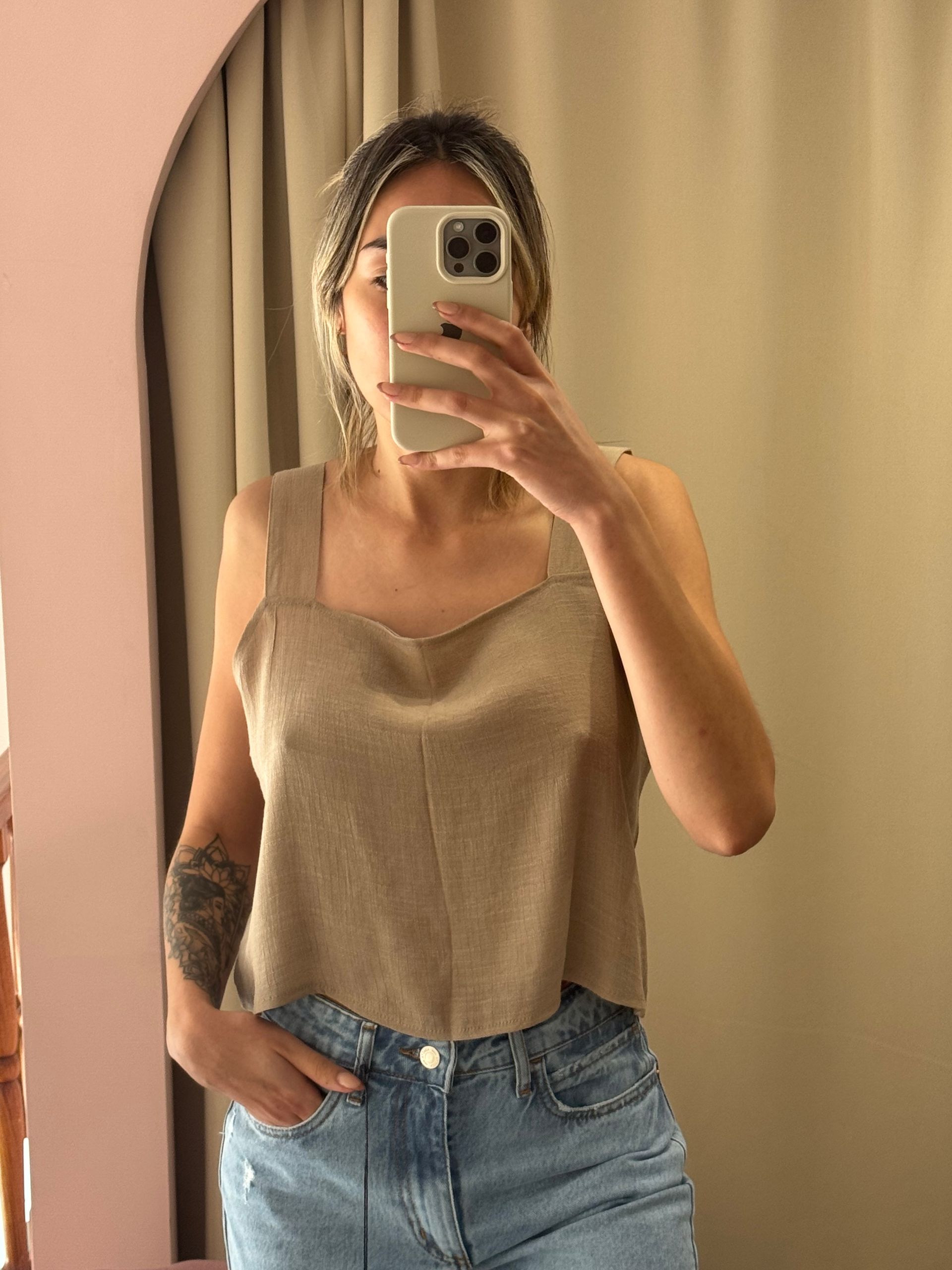 Remera musculosa con tiras anchas.