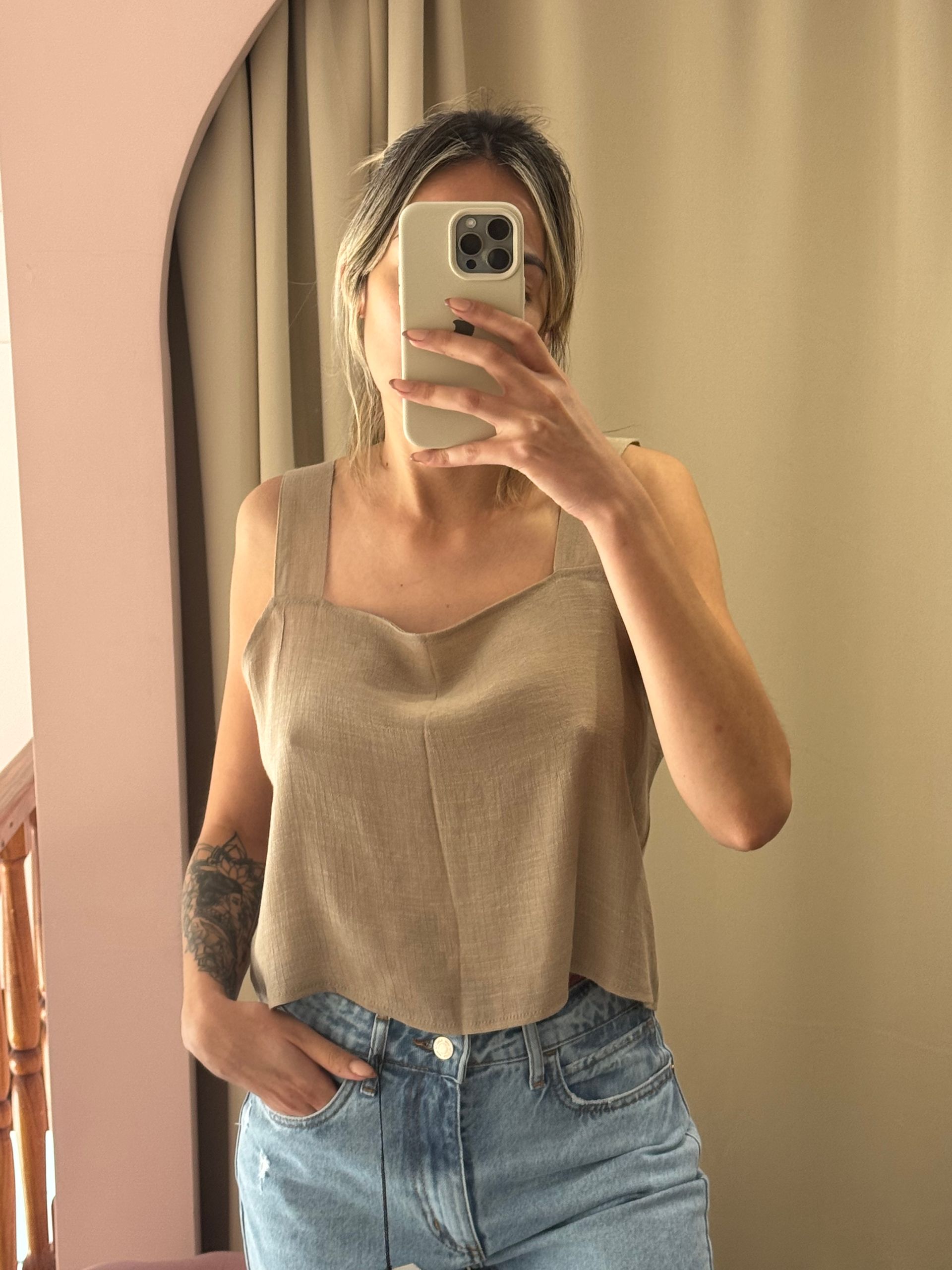 Remera musculosa con tiras anchas.